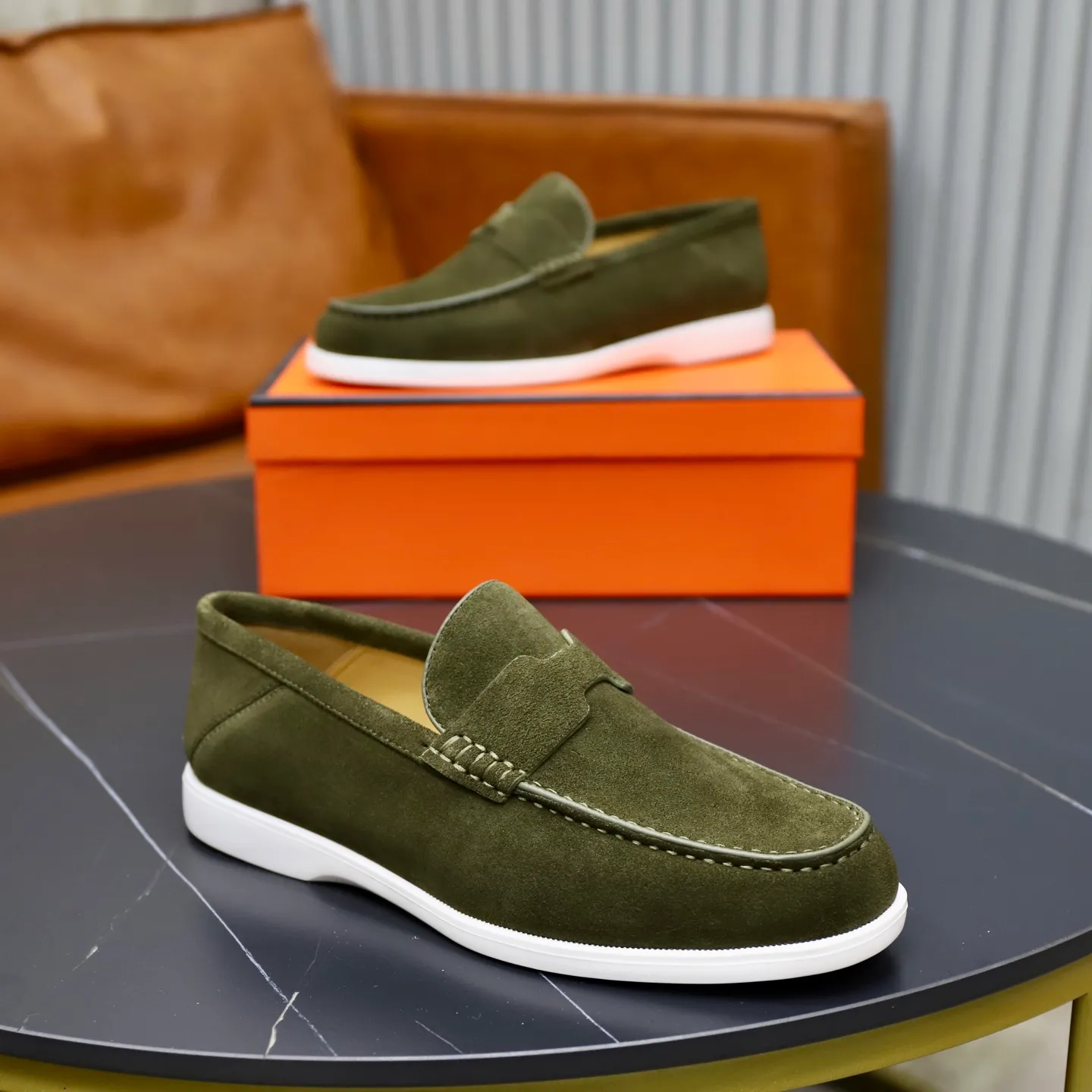 Ex-factory price: 540💰Hermès/Hermès slip-on men's shoes. This shoe is made of imported cow suede leather, with simple and smooth lines, and a 3CM rubber foam ultra-light sole combined with aerodynamic design! Youthful and fashionable, H button decoration, contrasting leather embellishment on the heel, calf lining to gently wrap your feet, with embossed logo cowhide feet, leather rock strips, casual and urban style, highlighting youthful vitality, sports and leisure version, super versatile Size number: 38-39-40-41-42-43-44 Standard leather shoe size (45 can be customized but does not support returns)